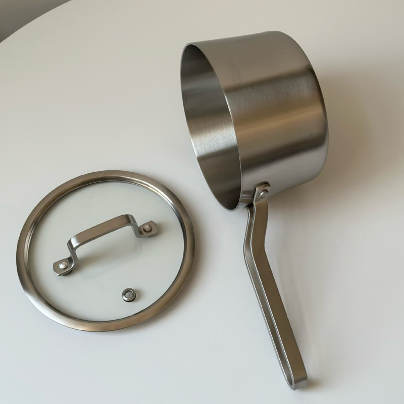 Oală mică din oțel inoxidabil 304, netencuită, cu design nervurat, pentru alimentația bebelușilor și tăițeilor instant, însoțită de lingură