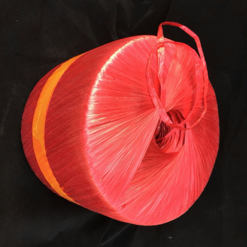 Crveno PP užad za pakiranje slamnatih kuglica, širina 4 cm, debljina 0.03 cm, marka Parrot King, 3 kg po roli