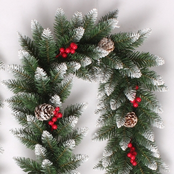 Ghirlandă decorativă din PVC din rattan, 2,7 m, cu vârfuri ascuțite, vopsită în alb, conuri de pin și boabe roșii – Crăciun