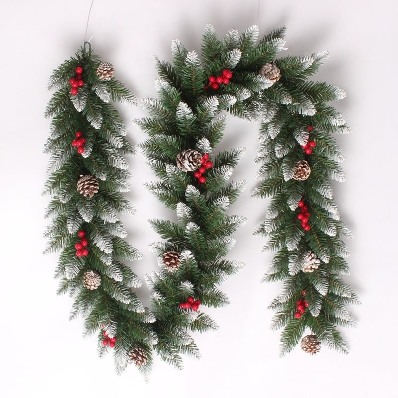 Ghirlandă decorativă din PVC din rattan, 2,7 m, cu vârfuri ascuțite, vopsită în alb, conuri de pin și boabe roșii – Crăciun