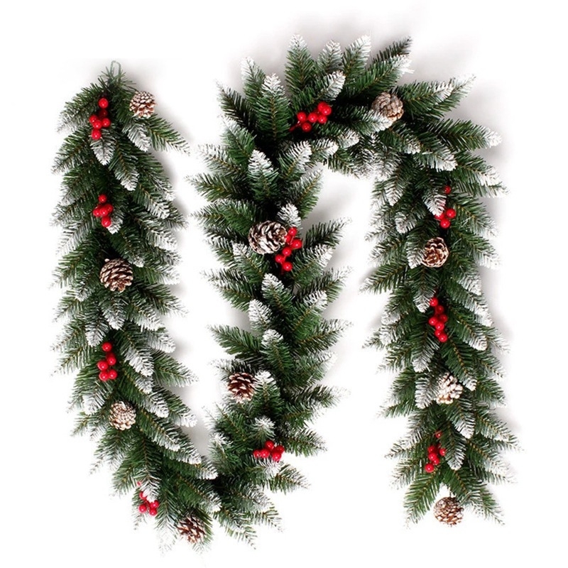 Ghirlandă decorativă din PVC din rattan, 2,7 m, cu vârfuri ascuțite, vopsită în alb, conuri de pin și boabe roșii – Crăciun