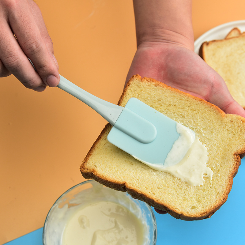Set din trei unelte din silicon pentru coacere: spatulă pentru cremă, pensulă din silicon pentru ulei și spatulă de bucătărie