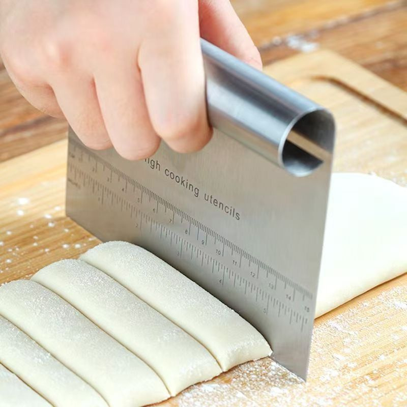Tăietor din oțel inoxidabil pentru făină, destinat uzului casnic, cu scară; spatulă din oțel inoxidabil pentru aluat de prăjit și aluat pentru tăiței de orez; instrument de coacere