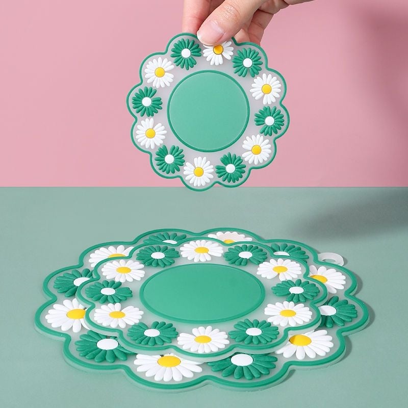 Plăcuță circulară izolantă termică, cu model floral, antiderapant, rezistentă la temperaturi înalte; pentru farfurii, boluri, căni și oale; PVC, grosime extra