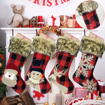 Set de 4 șosete de Crăciun decorative, cu Moș Crăciun, țesătură roșu-carouri, decor pentru casă