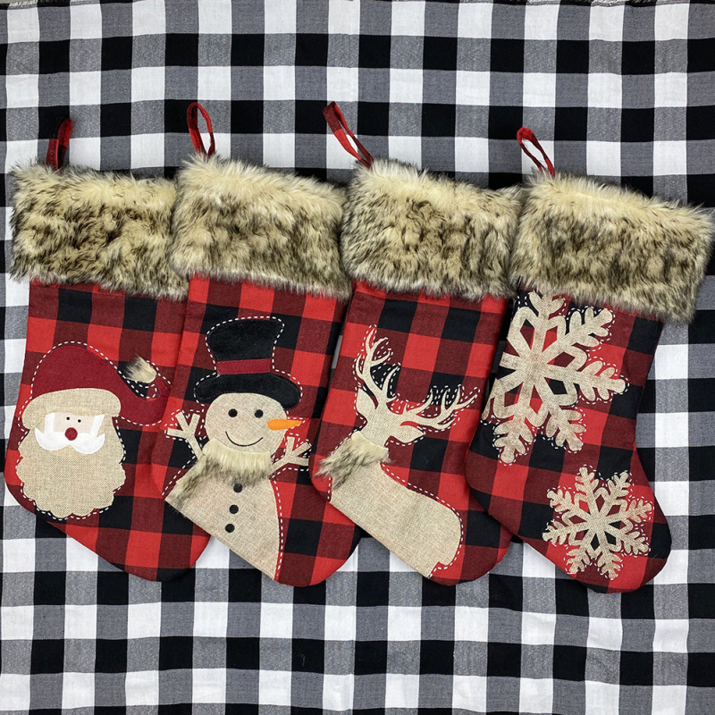 Set de 4 șosete de Crăciun decorative, cu Moș Crăciun, țesătură roșu-carouri, decor pentru casă