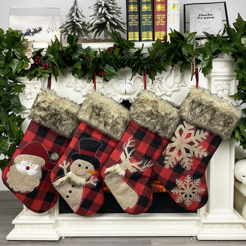 Set de 4 șosete de Crăciun decorative, cu Moș Crăciun, țesătură roșu-carouri, decor pentru casă