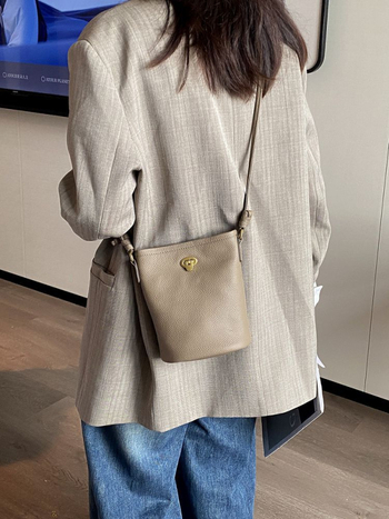 Ženska torbica od prave kože, bucket stil, mini crossbody, lagana, ljeto 2025