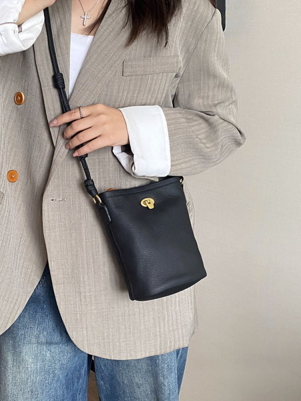 Ženska torbica od prave kože, bucket stil, mini crossbody, lagana, ljeto 2025