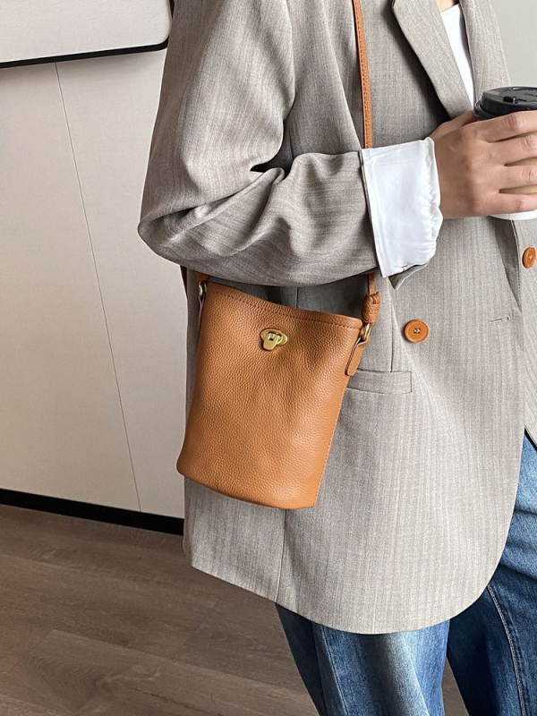 Ženska torbica od prave kože, bucket stil, mini crossbody, lagana, ljeto 2025
