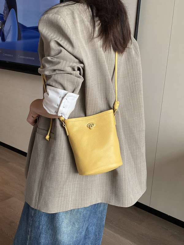 Ženska torbica od prave kože, bucket stil, mini crossbody, lagana, ljeto 2025