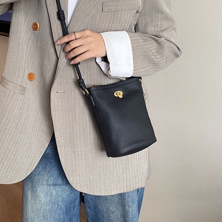 Ženska torbica od prave kože, bucket stil, mini crossbody, lagana, ljeto 2025