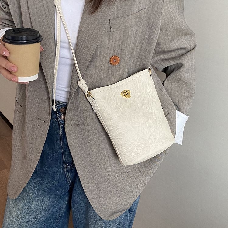 Ženska torbica od prave kože, bucket stil, mini crossbody, lagana, ljeto 2025