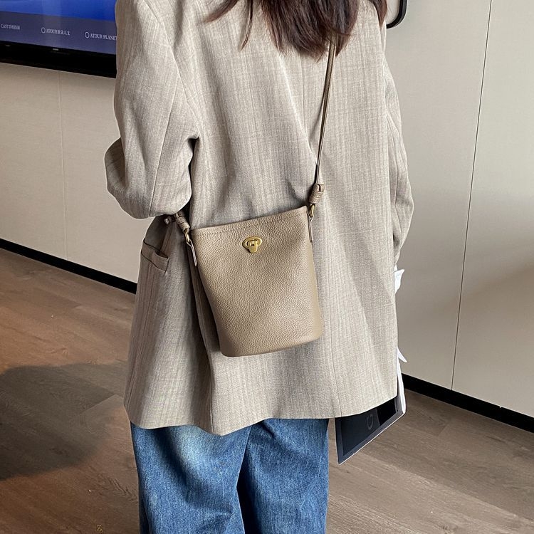 Ženska torbica od prave kože, bucket stil, mini crossbody, lagana, ljeto 2025