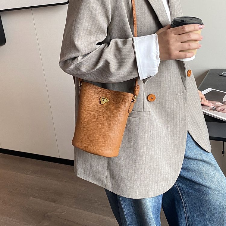 Ženska torbica od prave kože, bucket stil, mini crossbody, lagana, ljeto 2025