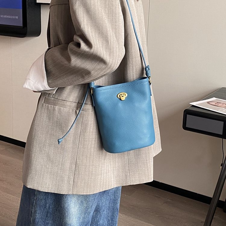 Ženska torbica od prave kože, bucket stil, mini crossbody, lagana, ljeto 2025