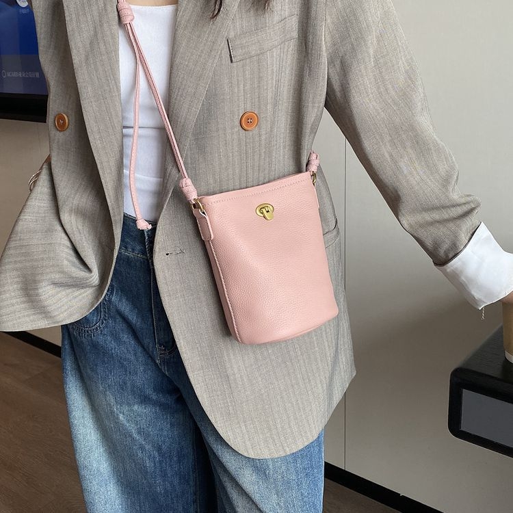 Ženska torbica od prave kože, bucket stil, mini crossbody, lagana, ljeto 2025