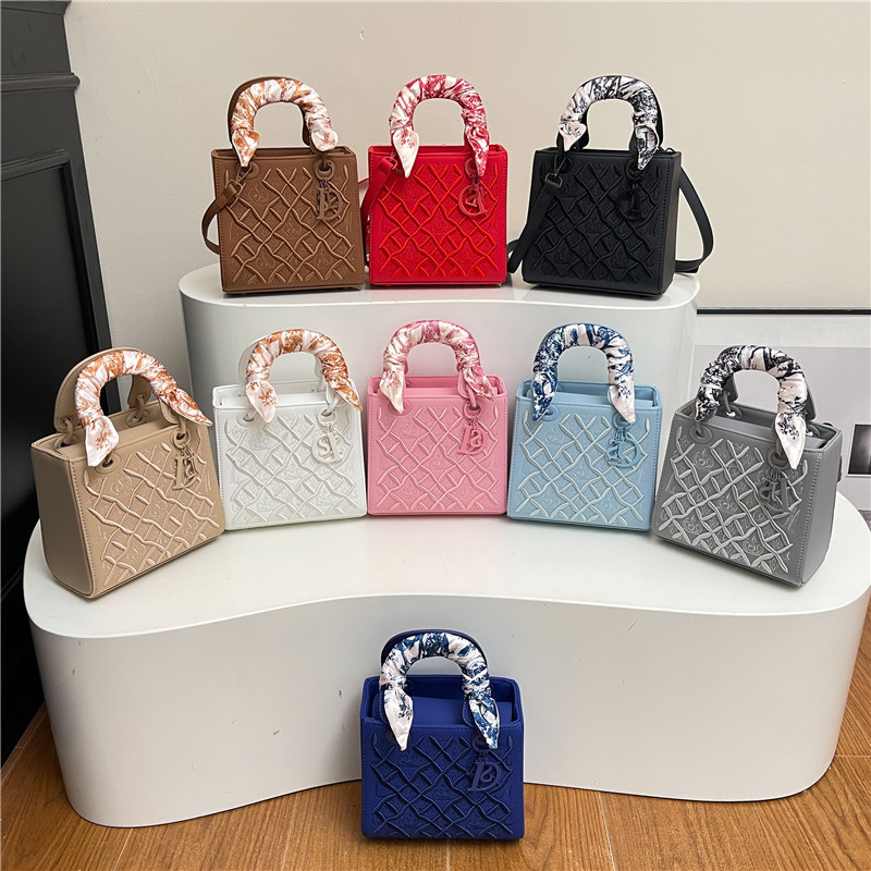 Ručna torba s trakastom šalom i vezenjem, mala kvadrata ženska torba u stilu Princeze Diane, mat završetak, zatvarač, unutarnja pretinica od poliestera, svakodnevna crossbody