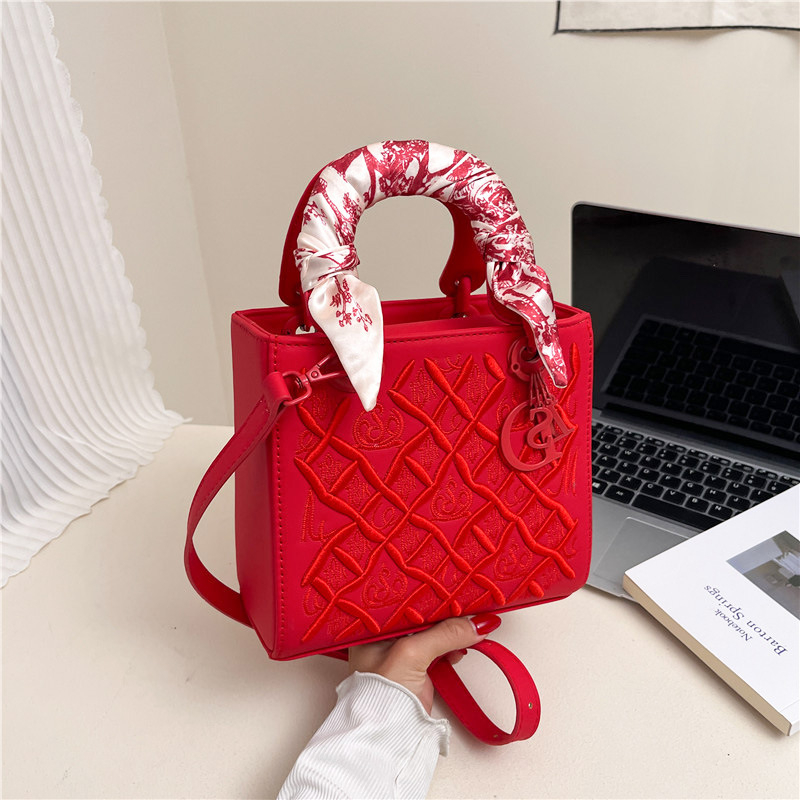 Ručna torba s trakastom šalom i vezenjem, mala kvadrata ženska torba u stilu Princeze Diane, mat završetak, zatvarač, unutarnja pretinica od poliestera, svakodnevna crossbody
