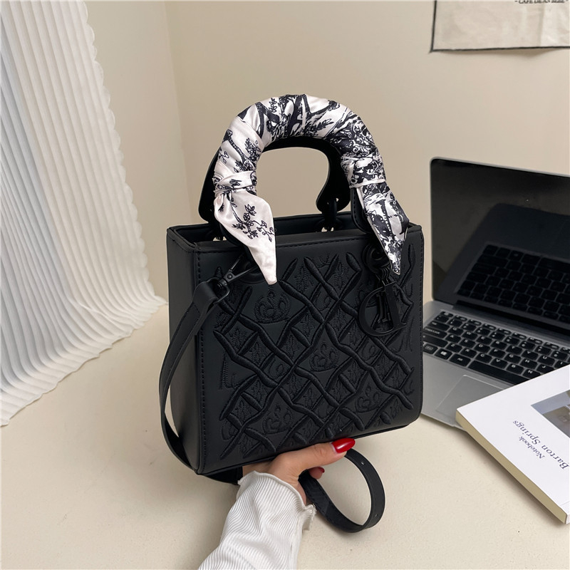 Ručna torba s trakastom šalom i vezenjem, mala kvadrata ženska torba u stilu Princeze Diane, mat završetak, zatvarač, unutarnja pretinica od poliestera, svakodnevna crossbody