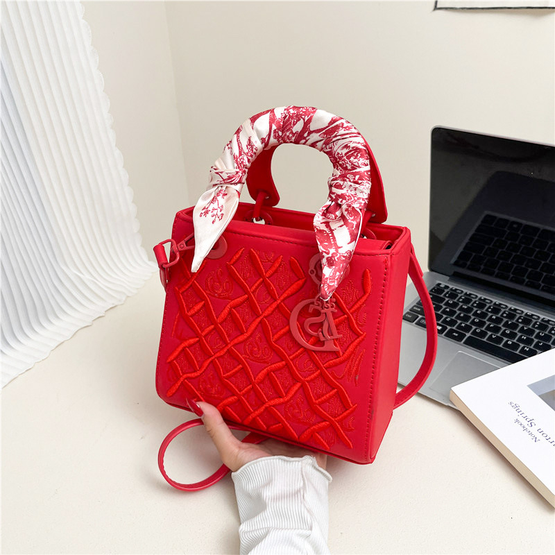 Ručna torba s trakastom šalom i vezenjem, mala kvadrata ženska torba u stilu Princeze Diane, mat završetak, zatvarač, unutarnja pretinica od poliestera, svakodnevna crossbody