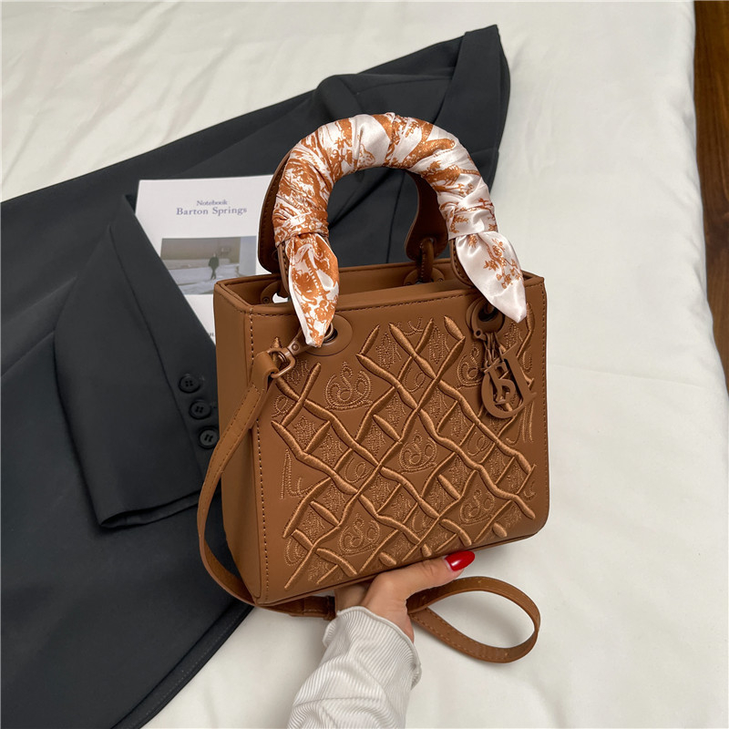 Ručna torba s trakastom šalom i vezenjem, mala kvadrata ženska torba u stilu Princeze Diane, mat završetak, zatvarač, unutarnja pretinica od poliestera, svakodnevna crossbody