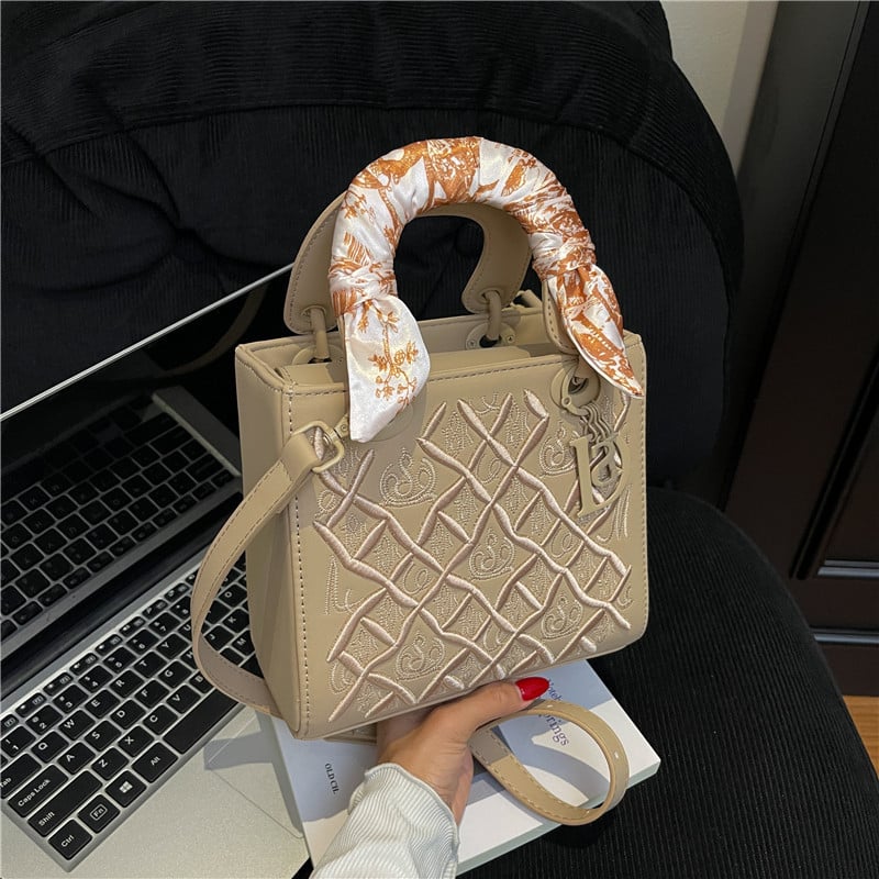Ručna torba s trakastom šalom i vezenjem, mala kvadrata ženska torba u stilu Princeze Diane, mat završetak, zatvarač, unutarnja pretinica od poliestera, svakodnevna crossbody