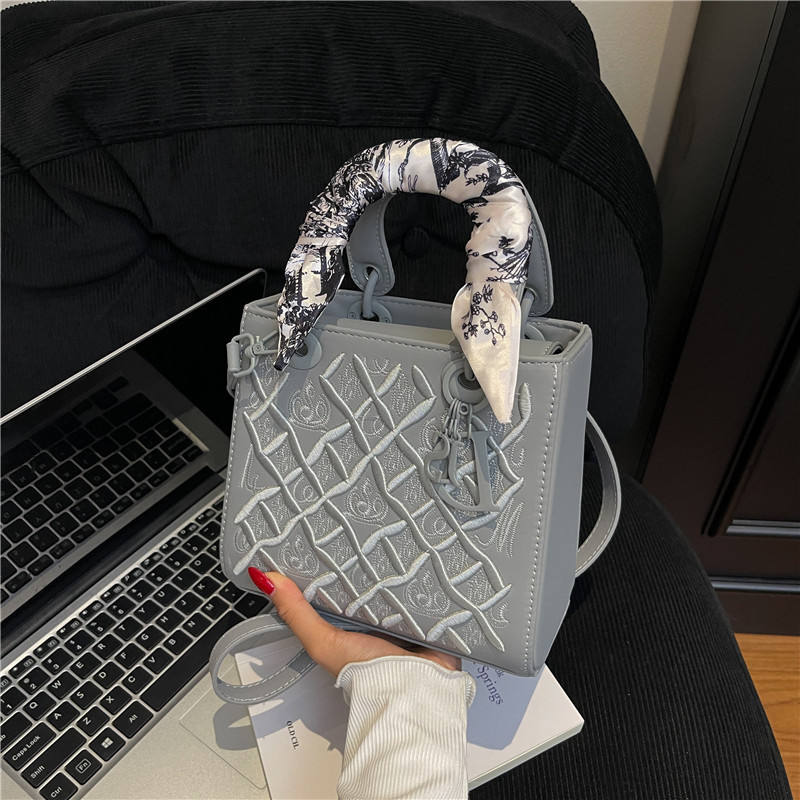 Ručna torba s trakastom šalom i vezenjem, mala kvadrata ženska torba u stilu Princeze Diane, mat završetak, zatvarač, unutarnja pretinica od poliestera, svakodnevna crossbody