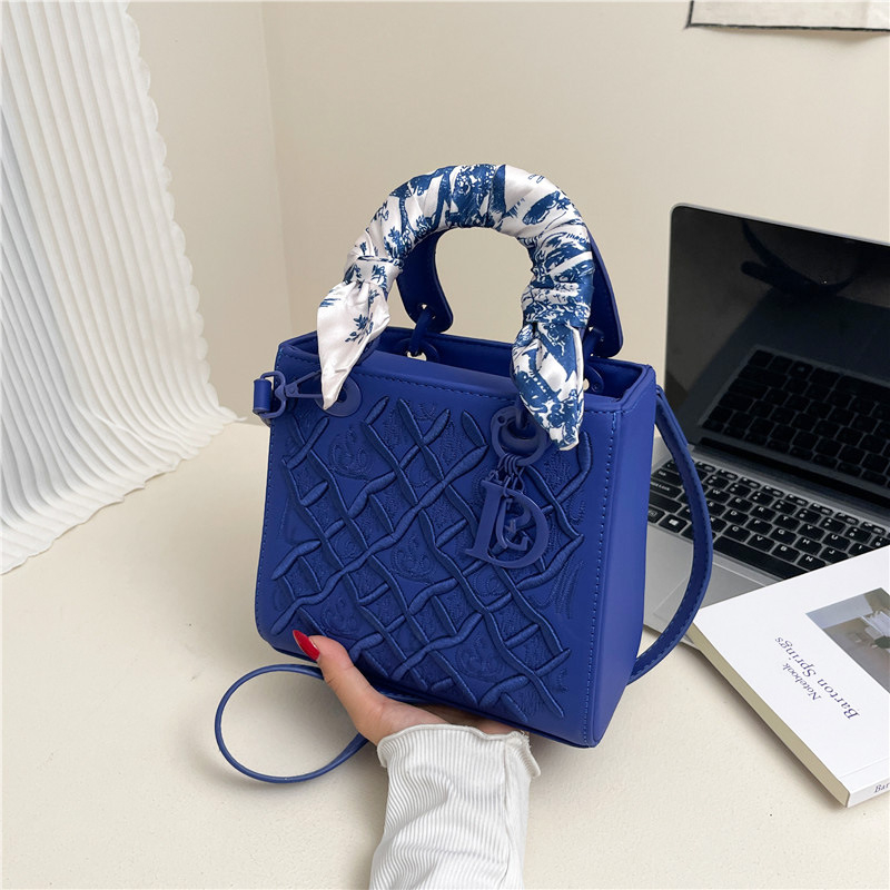 Ručna torba s trakastom šalom i vezenjem, mala kvadrata ženska torba u stilu Princeze Diane, mat završetak, zatvarač, unutarnja pretinica od poliestera, svakodnevna crossbody