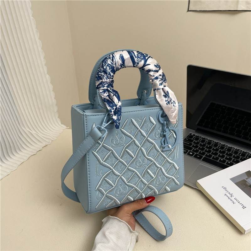 Ručna torba s trakastom šalom i vezenjem, mala kvadrata ženska torba u stilu Princeze Diane, mat završetak, zatvarač, unutarnja pretinica od poliestera, svakodnevna crossbody