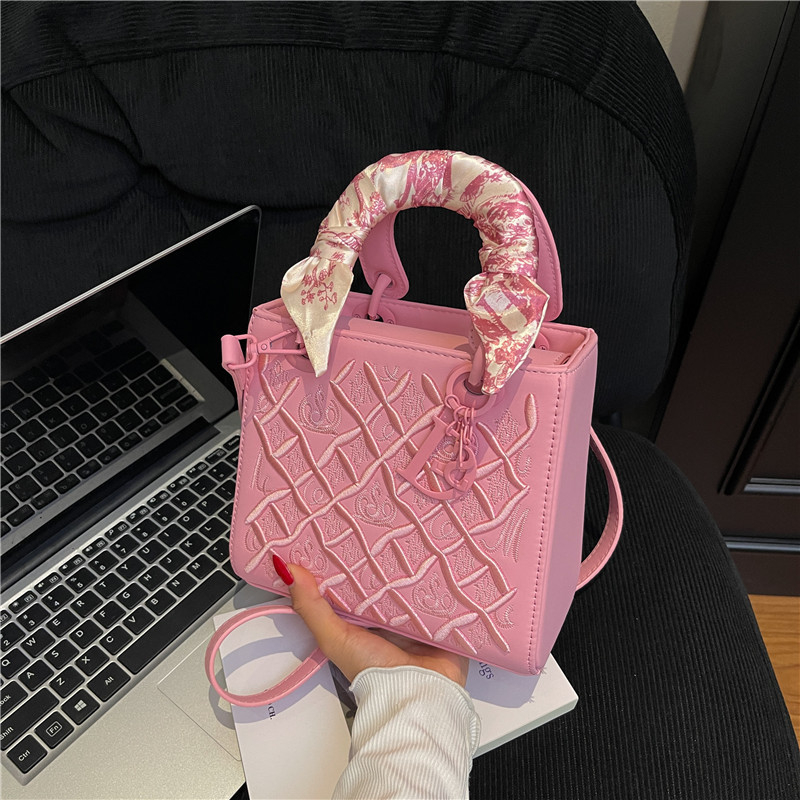 Ručna torba s trakastom šalom i vezenjem, mala kvadrata ženska torba u stilu Princeze Diane, mat završetak, zatvarač, unutarnja pretinica od poliestera, svakodnevna crossbody