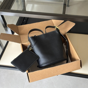 Bleecker21 Mala kožna bucket torbica s velikim kapacitetom, moderna i svestrana crossbody torba preko ramena