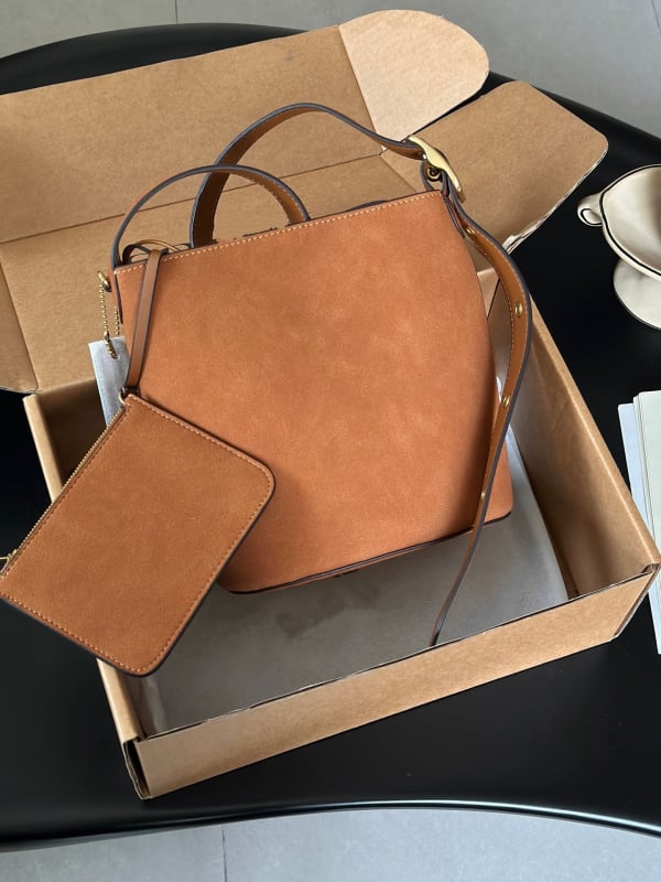 Bleecker21 Mala kožna bucket torbica s velikim kapacitetom, moderna i svestrana crossbody torba preko ramena