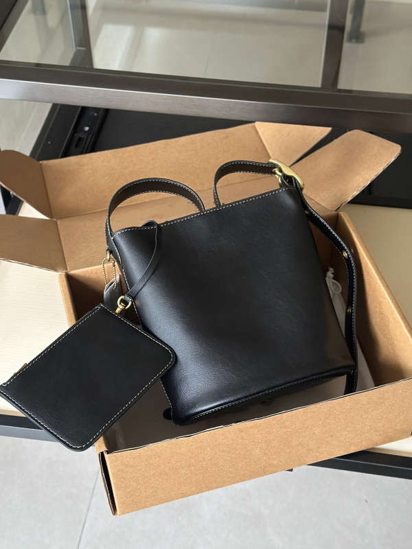 Bleecker21 Mala kožna bucket torbica s velikim kapacitetom, moderna i svestrana crossbody torba preko ramena