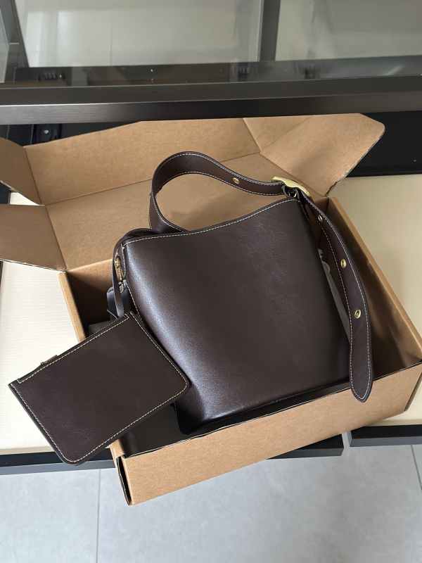 Bleecker21 Mala kožna bucket torbica s velikim kapacitetom, moderna i svestrana crossbody torba preko ramena