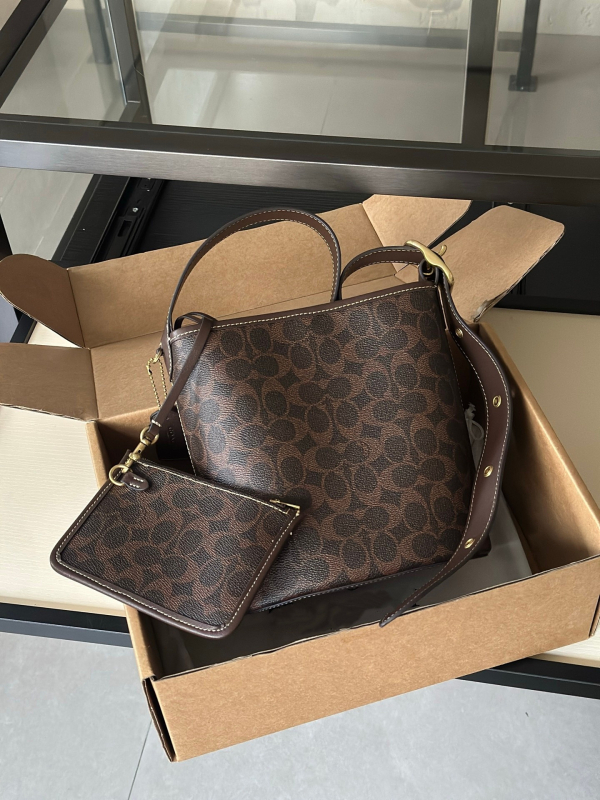 Bleecker21 Mala kožna bucket torbica s velikim kapacitetom, moderna i svestrana crossbody torba preko ramena