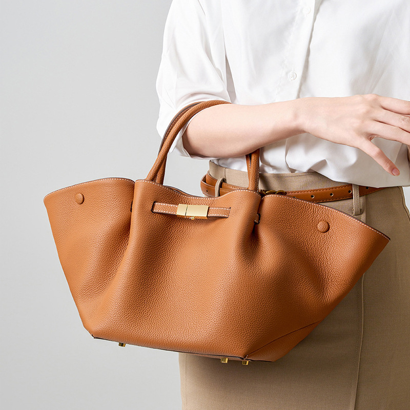 Velika kožna ženska tote torbica, svestran dizajn za nošenje preko ramena ili crossbody