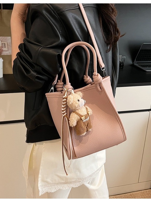 2026 modna ženska torba bucket bag — minimalistička, svestrana i elegantna