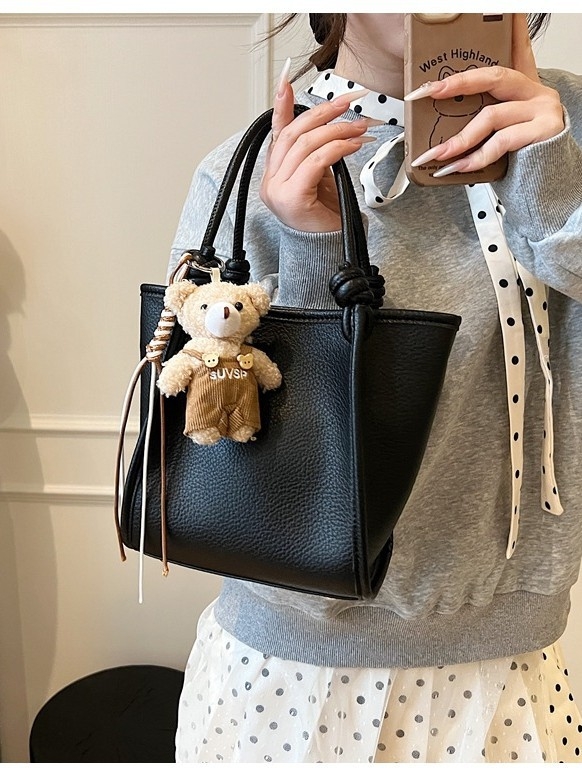 2026 modna ženska torba bucket bag — minimalistička, svestrana i elegantna