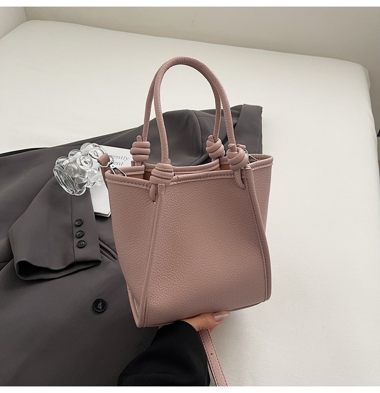 2026 modna ženska torba bucket bag — minimalistička, svestrana i elegantna