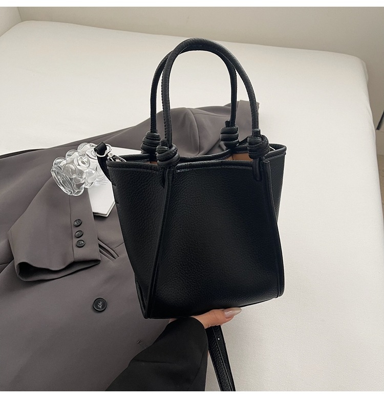2026 modna ženska torba bucket bag — minimalistička, svestrana i elegantna
