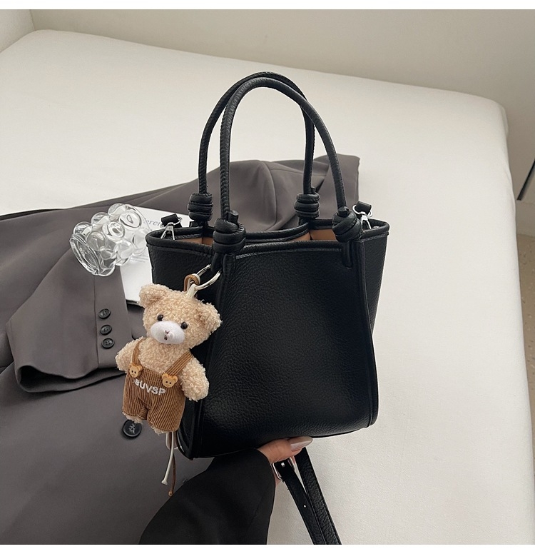 2026 modna ženska torba bucket bag — minimalistička, svestrana i elegantna
