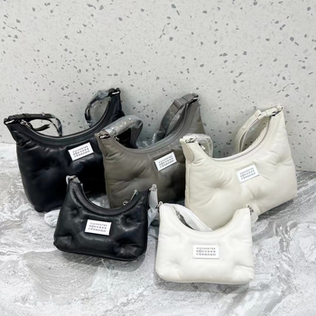 Margiela hobo torba od ovčje kože u obliku jastuka, mini crossbody, prava koža, za žene