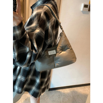 Margiela hobo torba od ovčje kože u obliku jastuka, mini crossbody, prava koža, za žene