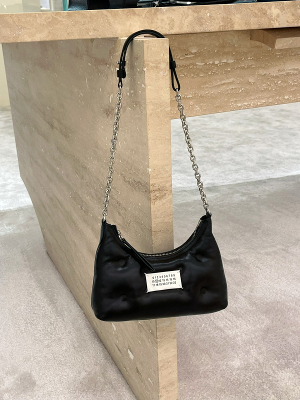 Margiela hobo torba od ovčje kože u obliku jastuka, mini crossbody, prava koža, za žene