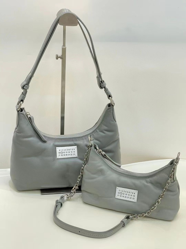 Margiela hobo torba od ovčje kože u obliku jastuka, mini crossbody, prava koža, za žene