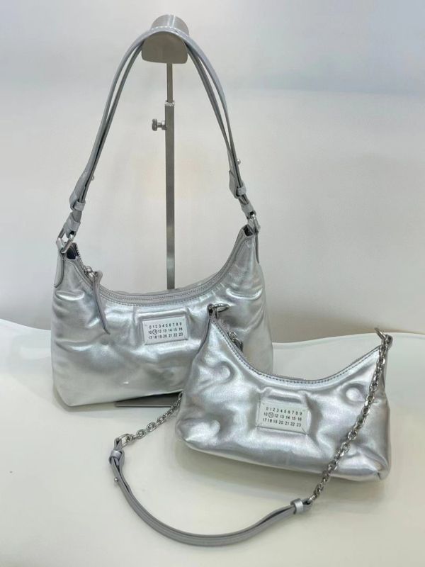 Margiela hobo torba od ovčje kože u obliku jastuka, mini crossbody, prava koža, za žene