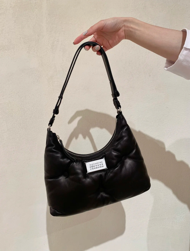 Margiela hobo torba od ovčje kože u obliku jastuka, mini crossbody, prava koža, za žene