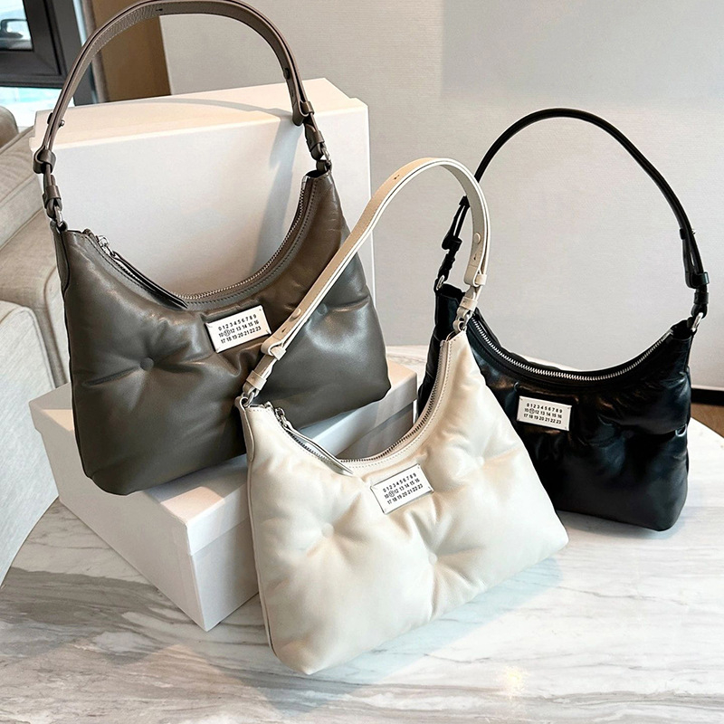 Margiela hobo torba od ovčje kože u obliku jastuka, mini crossbody, prava koža, za žene