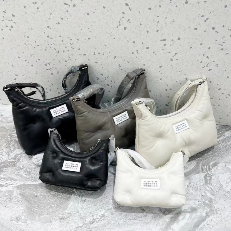 Margiela hobo torba od ovčje kože u obliku jastuka, mini crossbody, prava koža, za žene